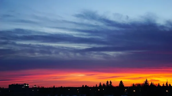 Şehir görünümü, turuncu gökyüzü arka plan günbatımı — Stok fotoğraf