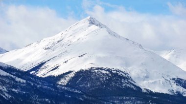 Milli Park içinde karla kaplı dağ