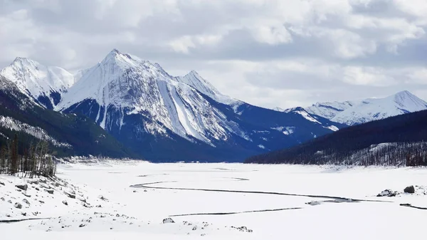 Παγωμένη λίμνη και τα βουνά που καλύπτονται με χιόνι στο εθνικό πάρκο — Φωτογραφία Αρχείου