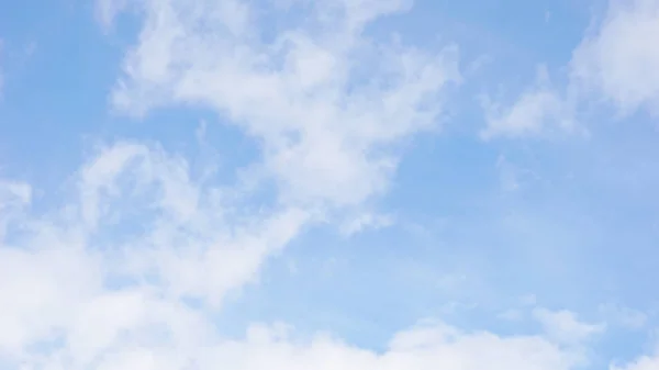 Blauwe lucht en de wolken natuur textuur achtergrond — Stockfoto