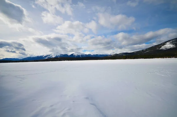 Frozen lake and mountains covered with snow in National Park — Stock Photo, Image