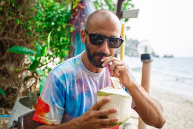 Hindistan cevizi içme adam