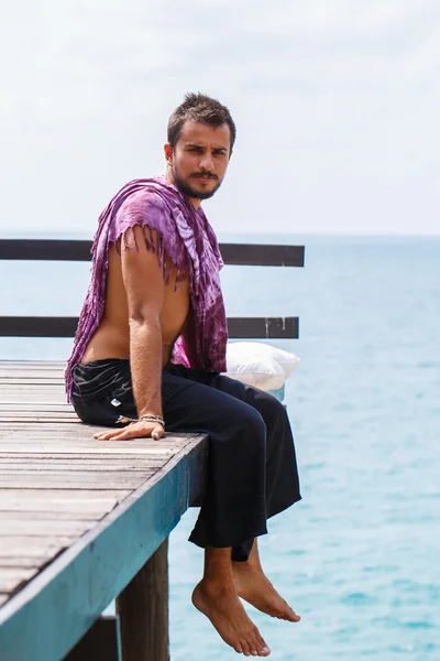 Hombre descansando en el mar — Foto de Stock