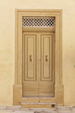 Eski dokulu kapı