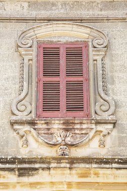 Pencere ile dokulu duvar eski