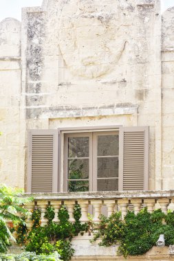 Pencere ile dokulu duvar eski