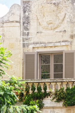 Pencere ile dokulu duvar eski