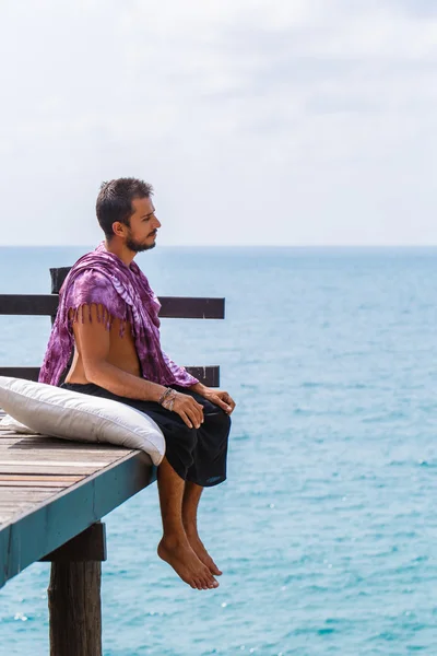 Hombre descansando en el mar — Foto de Stock