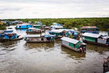 Kamboçya'da yüzer Köyü