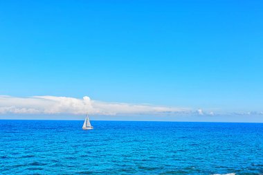 Okyanusta yalnız tekne