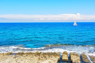 Okyanusta yalnız tekne