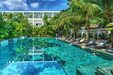 Şezlong havuzu yakınlarında