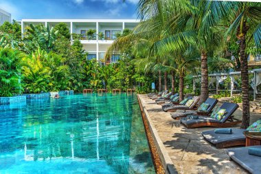 Şezlong havuzu yakınlarında