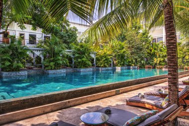 Şezlong havuzu yakınlarında