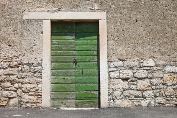 Mintás fal zöld ajtó — Stock Fotó