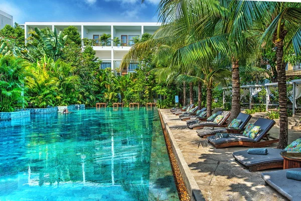 Şezlong havuzu yakınlarında