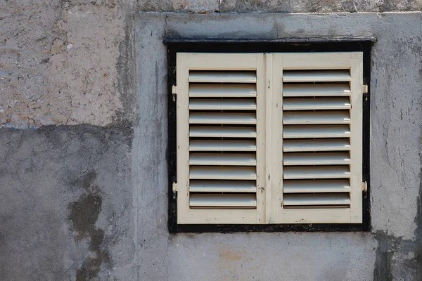 Beyaz panjurlar ile dokulu duvar