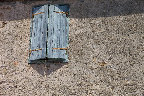 Strukturierte Wand mit blauen Fensterläden — Stockfoto
