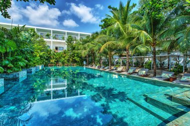 Şezlong havuzu yakınlarında