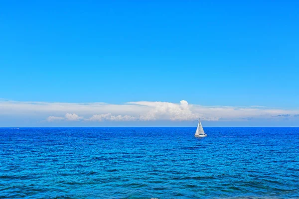 Alone boat in the ocean — Stock Photo, Image