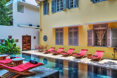 Şezlong havuzu yakınlarında