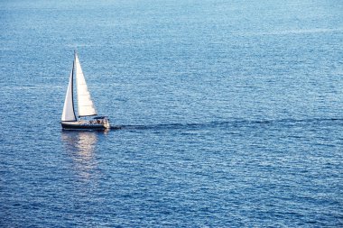 Okyanusta yalnız tekne