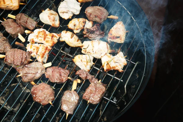 Morceaux de viande sur le gril — Photo
