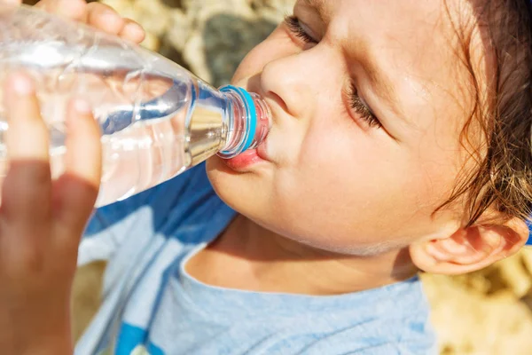 El niño está bebiendo agua. —  Fotos de Stock