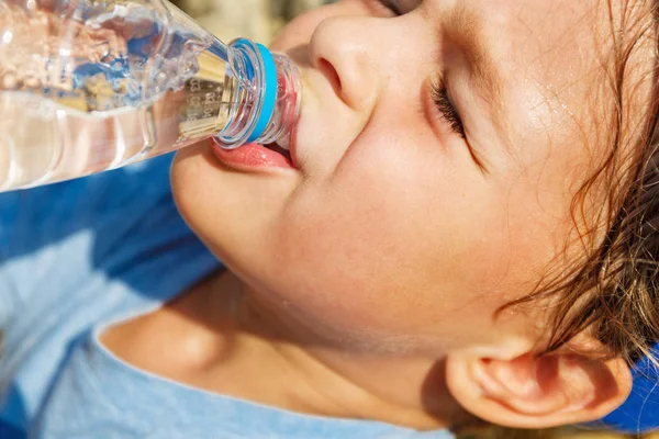 El niño está bebiendo agua. —  Fotos de Stock