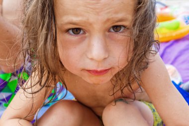 bir şeftali yiyen çocuk