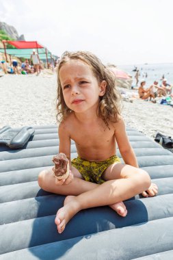 Küçük çocuk dondurma yiyor.