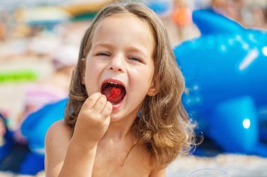 Güzel oğlan ahududu yiyor