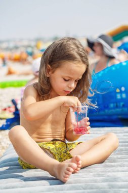 Güzel oğlan ahududu yiyor