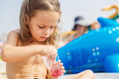 Güzel oğlan ahududu yiyor