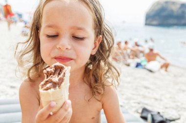 Küçük çocuk dondurma yiyor.