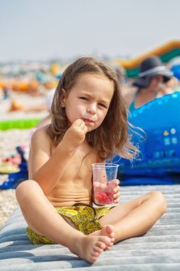 Güzel oğlan ahududu yiyor