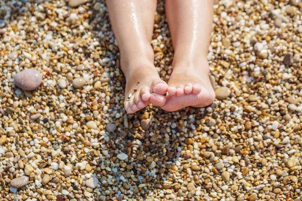 Sahilde küçük ayakları — Stok fotoğraf