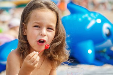 Güzel oğlan ahududu yiyor