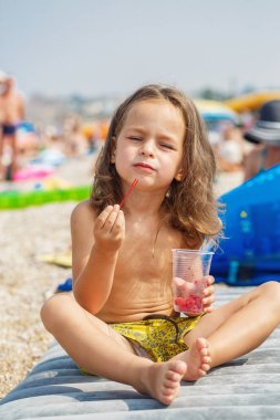 Güzel oğlan ahududu yiyor