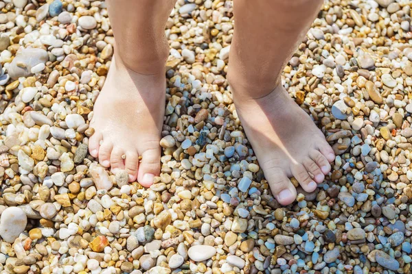 Kleine Füße am Strand — Stockfoto