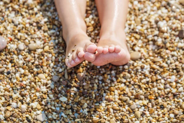 Sahilde küçük ayakları — Stok fotoğraf