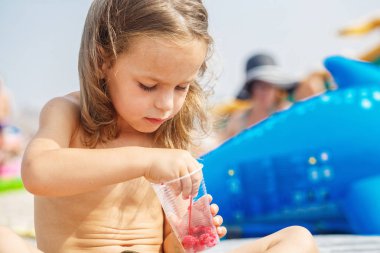 Güzel oğlan ahududu yiyor