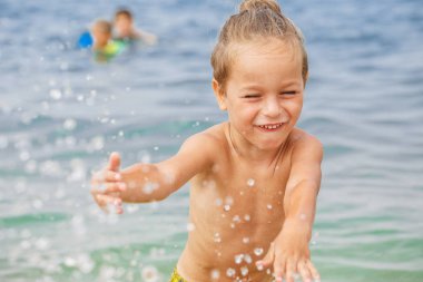 Mutlu küçük çocuk