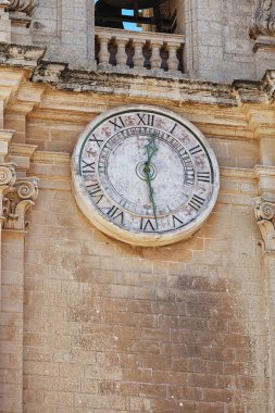 Bir çan kulesi üzerinde eski saat