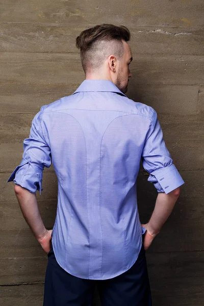 Moda giysiler içinde çekici adam