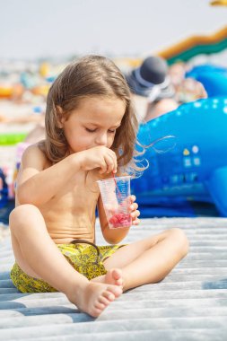 Güzel oğlan ahududu yiyor