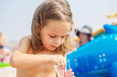 Güzel oğlan ahududu yiyor