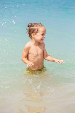 Mutlu küçük çocuk