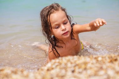 Tabaklanmış uzun saçlı çocuk