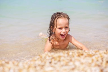 Tabaklanmış uzun saçlı çocuk